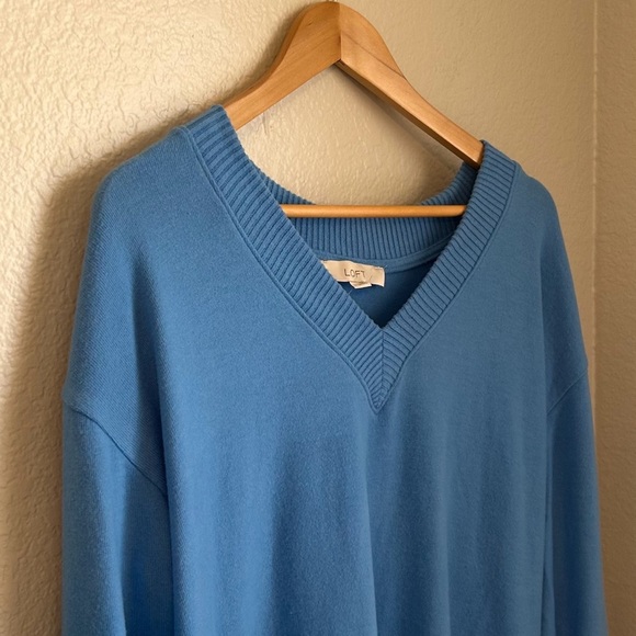NWT, Loft Women’s V-Neck Lightweight Oversized Pullover Blue Sweater, Size Large - Picture 3 of 6